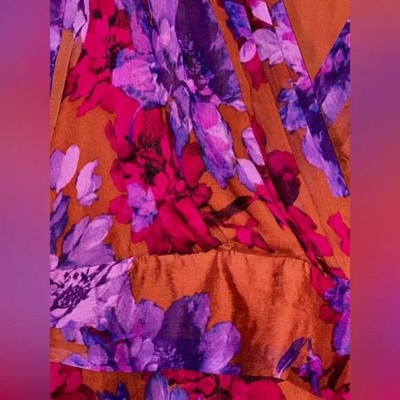 Sofia Vergara Floral V neck  Blouse - Picture 4 of 7